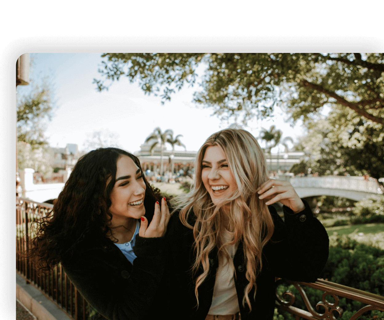 Imagen de dos chicas sonriendo y que estan paseando, representando las soluciones y experiencias digitales adaptadas a tu negocio.