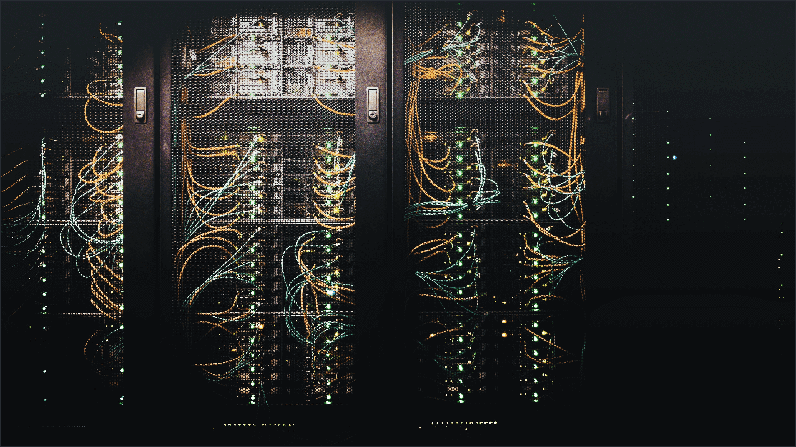 Imagen de unos servidores en rack representando una enorme experiencia.